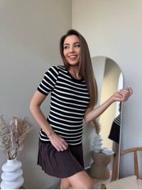 Жіноча футболка в рубчик, у смужку чорного кольору 32843