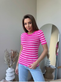 Жіноча футболка в рубчик, у смужку малинового кольору 32844