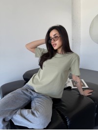 Однотонна базова футболка оливкового кольору 32858