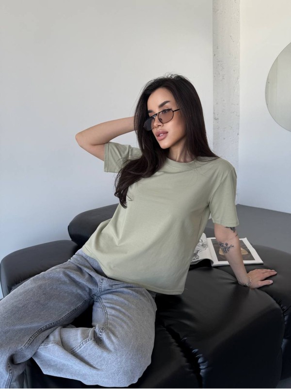 Однотонна базова футболка оливкового кольору 32858