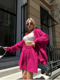 Жіночий льняний костюм з шортами малинового кольору 32862