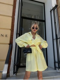 Жіночий льняний костюм з шортами жовтого кольору 32863