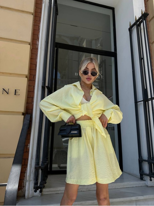 Жіночий льняний костюм з шортами жовтого кольору 32863