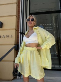 Жіночий льняний костюм з шортами жовтого кольору 32863
