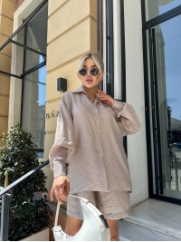Жіночий льняний костюм з шортами бежевого кольору 32864