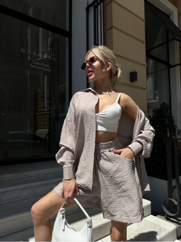 Жіночий льняний костюм з шортами бежевого кольору 32864