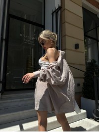 Жіночий льняний костюм з шортами бежевого кольору 32864