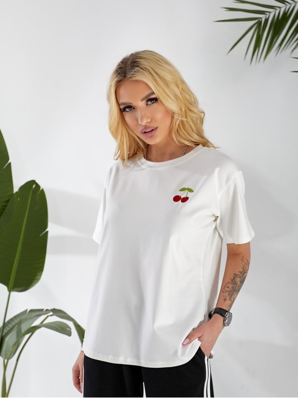 Жіноча футболка з вишивкой молочного кольору 32874