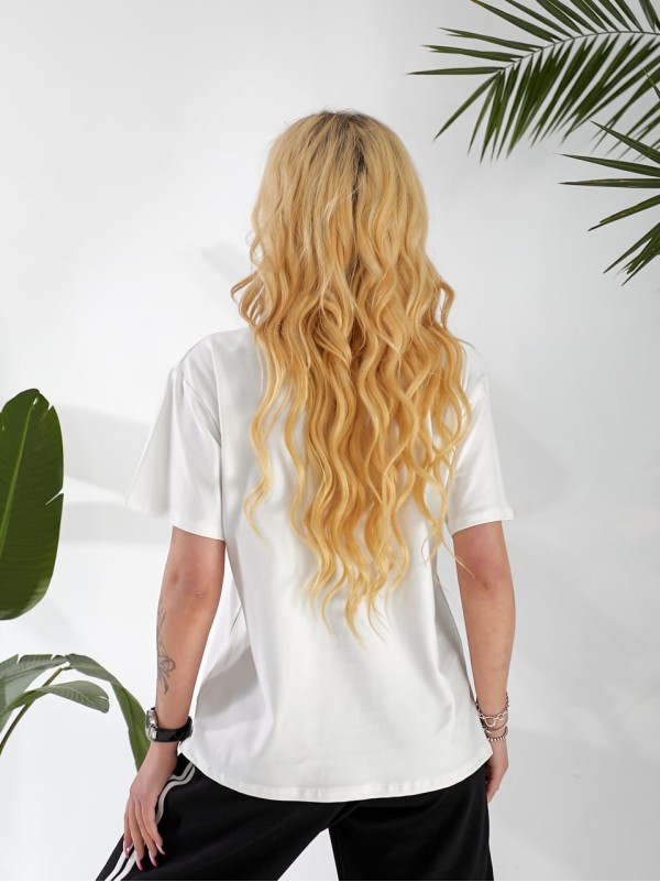 Жіноча футболка з вишивкой молочного кольору 32874