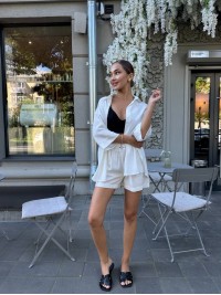 Жіночий повсякденний костюм з шортами молочного кольору 32897