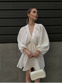 Муслинова сукня міні з рукавом молочного кольору 32901