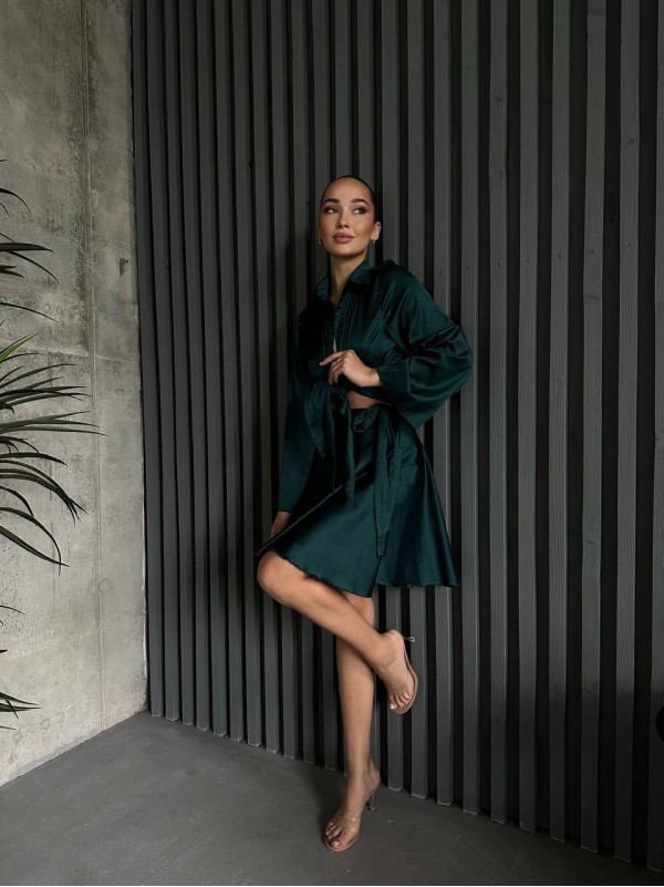 Жіночий шовковий костюм спідниця на запах+сорочка смарагдового кольору 32931