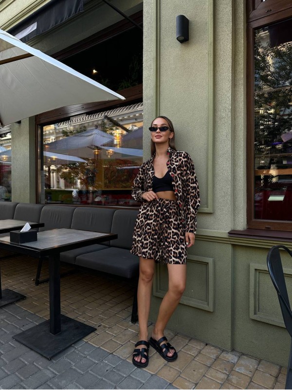 Жіночий костюм з шортами леопард коричневого кольору 32939