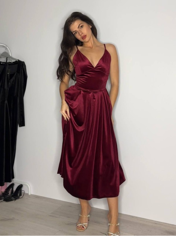 Вечірня оксамитова сукня на бретельках бордового кольору 32950