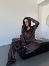 Велюровий жіночий костюм коричневого кольору 32989