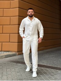 Чоловічий брючний костюм молочного кольору 33080