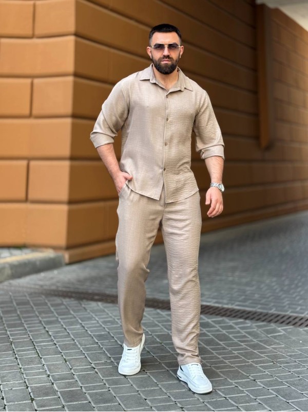 Чоловічий брючний костюм бежевого кольору 33081