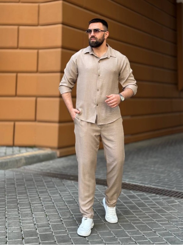 Чоловічий брючний костюм бежевого кольору 33081