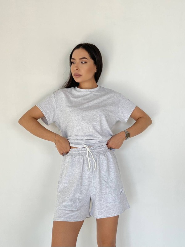 Жіночий літній костюм із шортами сірого кольору 33094
