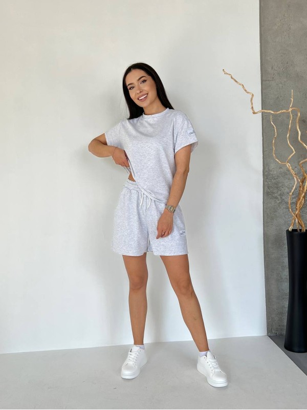Жіночий літній костюм із шортами сірого кольору 33094