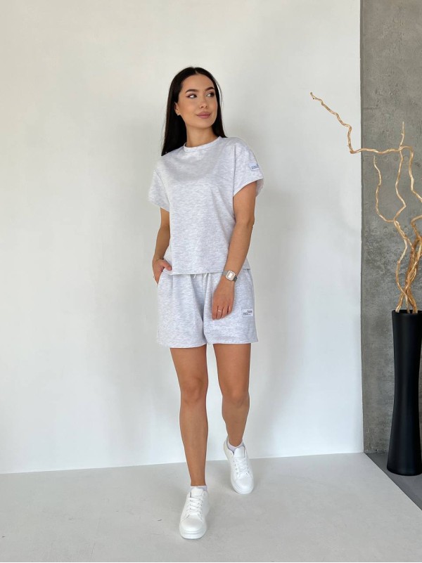 Жіночий літній костюм із шортами сірого кольору 33094