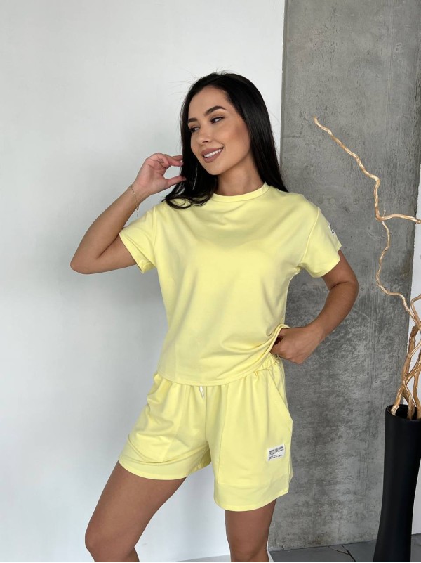 Жіночий літній костюм із шортами жовтого кольору 33095