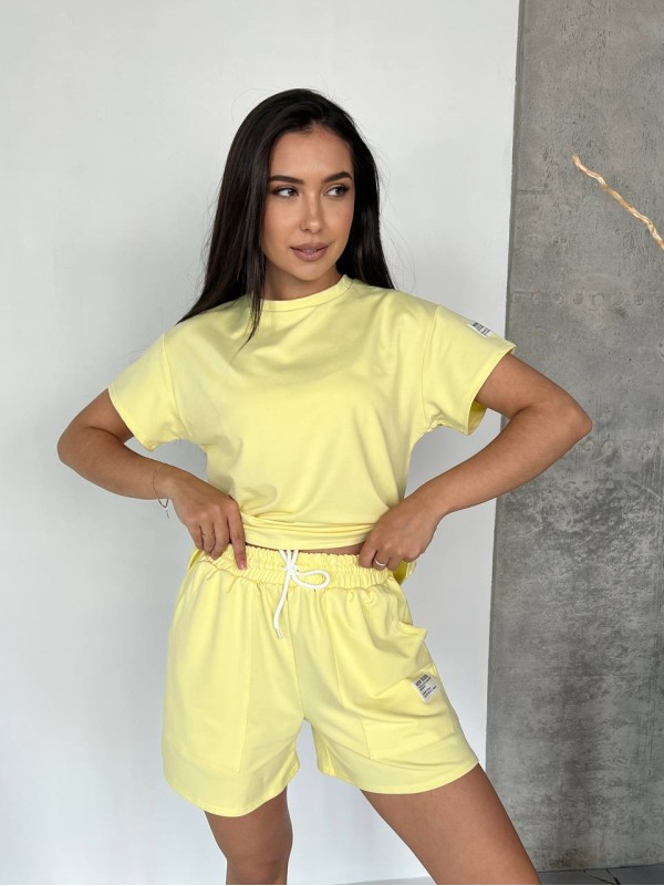 Жіночий літній костюм із шортами жовтого кольору 33095