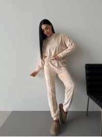 Жіночий легкий костюм бежевого кольору 33121