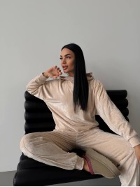 Жіночий легкий костюм бежевого кольору 33121