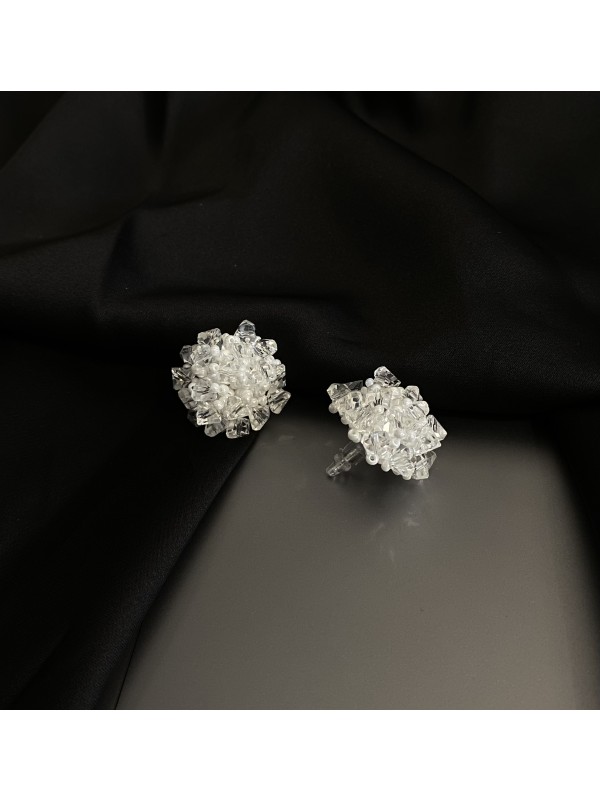 Сережки з бісером білого кольору 33125