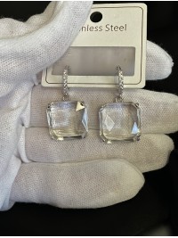 Сережки із прозорим каменем круглий замок срібного кольору 33126