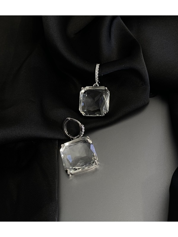 Сережки із прозорим каменем круглий замок срібного кольору 33126