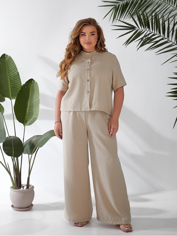 Жіночий легкий класичний костюм бежевого кольору 33134