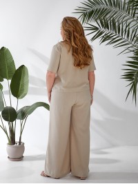 Жіночий легкий класичний костюм бежевого кольору 33134