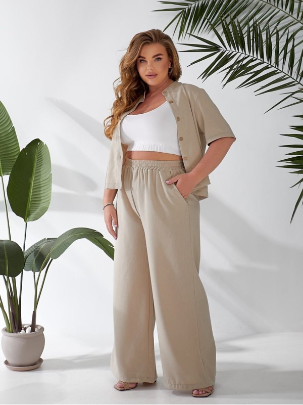 Жіночий легкий класичний костюм бежевого кольору 33134