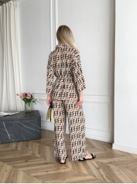 Жіночий легкий прогулянковий костюм бежевого кольору 33205