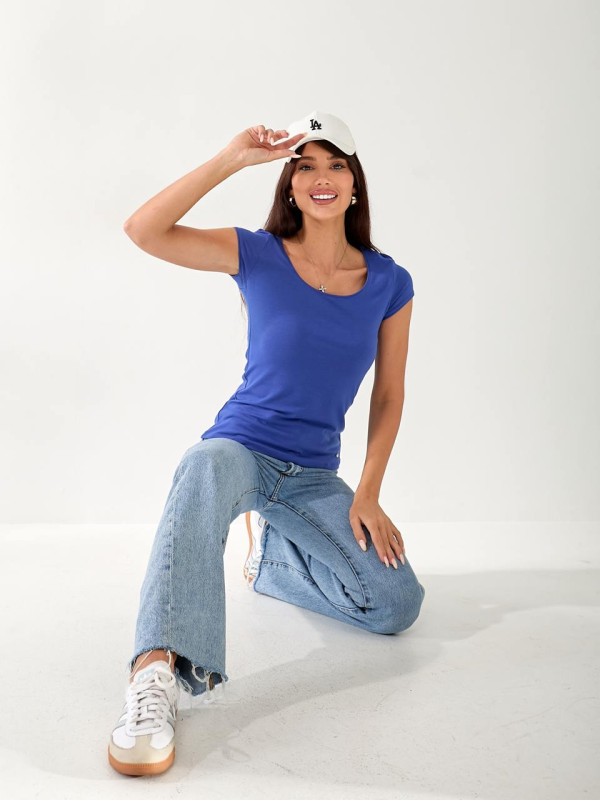 Жіноча футболка з великою горловиною синього кольору 33235