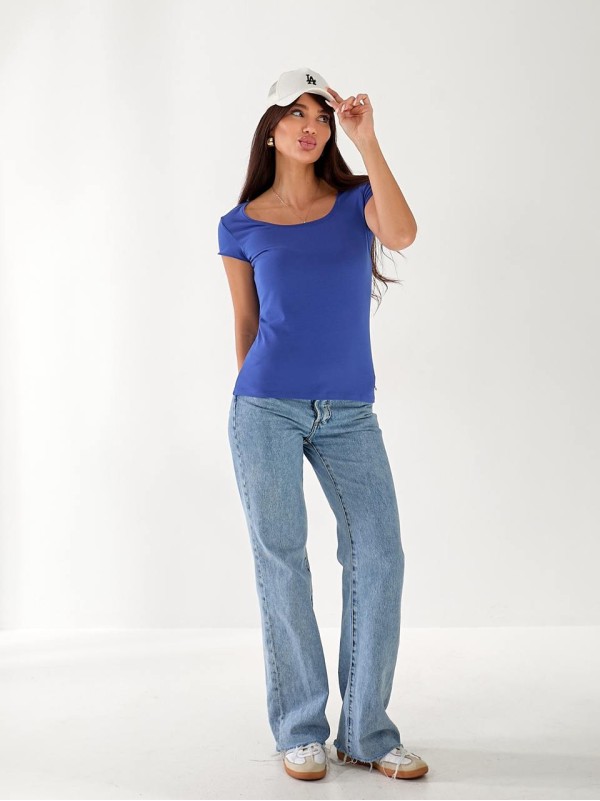 Жіноча футболка з великою горловиною синього кольору 33235