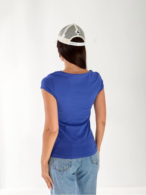 Жіноча футболка з великою горловиною синього кольору 33235