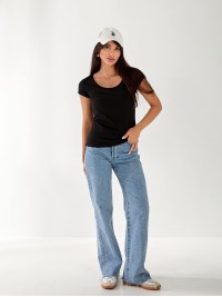 Жіноча футболка з великою горловиною чорного кольору 33236