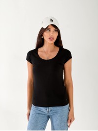Жіноча футболка з великою горловиною чорного кольору 33236