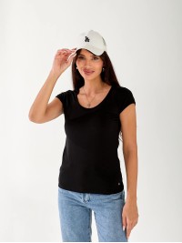 Жіноча футболка з великою горловиною чорного кольору 33236