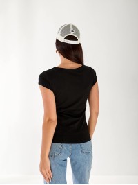 Жіноча футболка з великою горловиною чорного кольору 33236