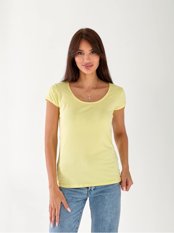 Жіноча футболка з великою горловиною жовтого кольору 33237