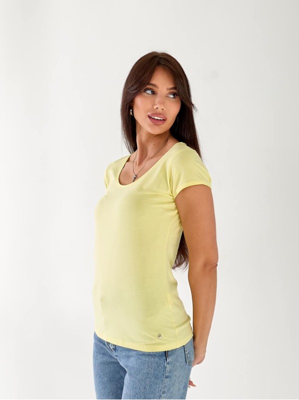 Жіноча футболка з великою горловиною жовтого кольору 33237