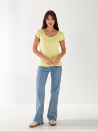 Жіноча футболка з великою горловиною жовтого кольору 33237