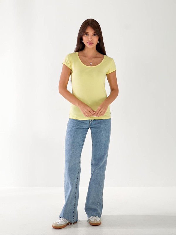Жіноча футболка з великою горловиною жовтого кольору 33237