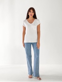 Жіноча футболка з блискітками та кишенею білого кольору 33239