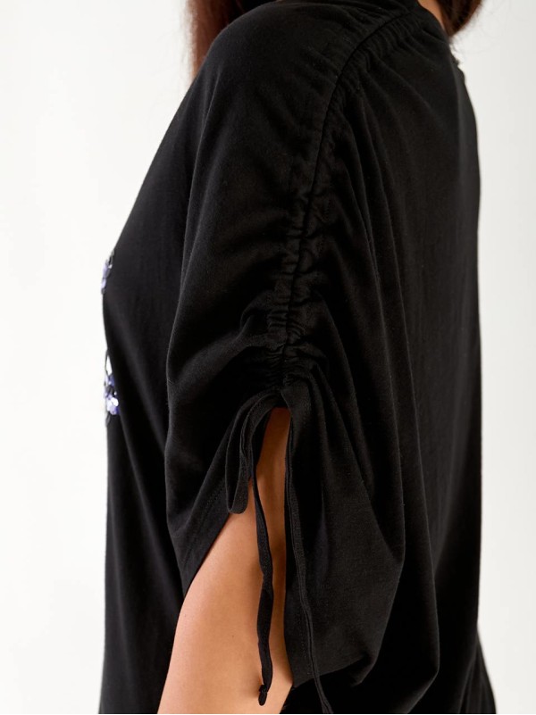 Жіноча футболка з паєтками чорного кольору 33259