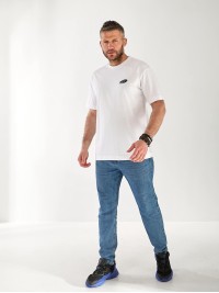 Чоловіча футболка з написом на спині білого кольору 33263